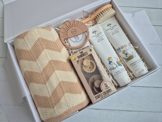 SNUGGLE & SOOTHE NATURAL - Unisex Baby Gift Hamper